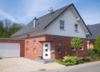 Erkelenz - Vollunterkellertes Einfamilienhaus in 1 1/2 geschossiger bauweise mit Fassade aus großformatigem Klinker und Wärmedämmverbundssystem