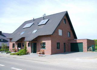 Erkelenz - Vollunterkellertes Doppelhaus in 1 1/2 geschossiger bauweise